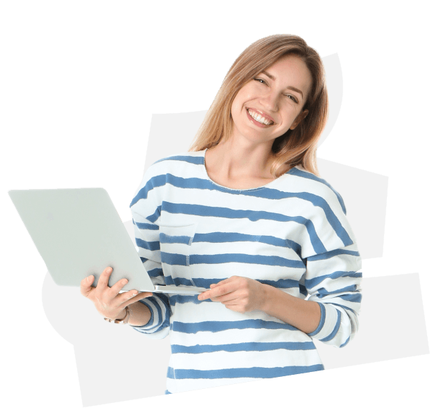 Imagem de uma mulher sorrindo segurando um notebook