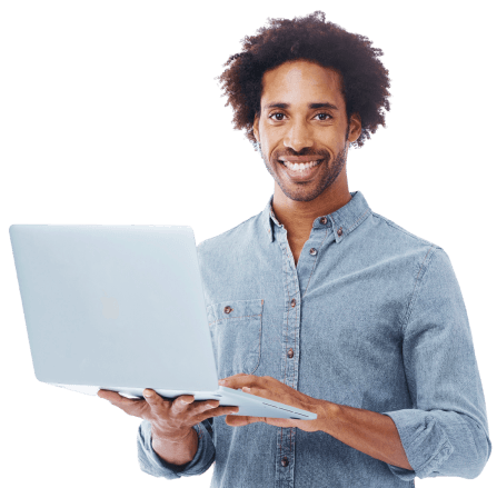 Imagem de um homem negro sorrindo e segurando um tablet