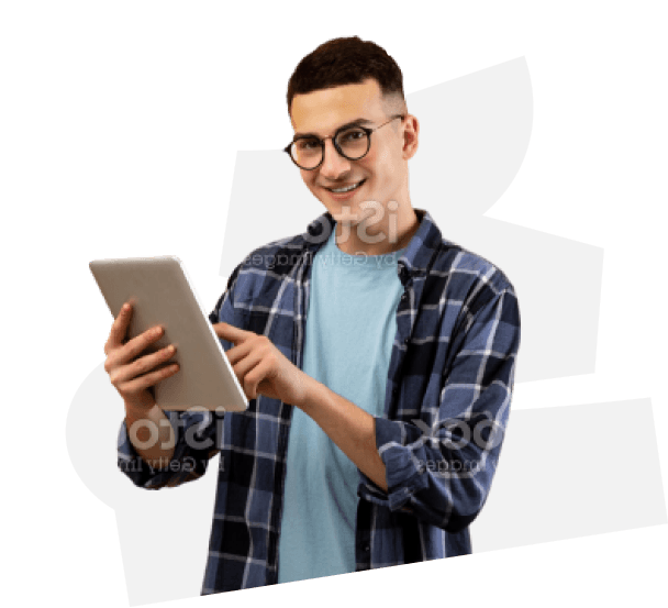 Imagem de um jovem sorrindo segurando um tablet