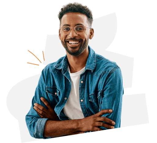 Homem negro usando óculos, de braços cruzados e sorrindo